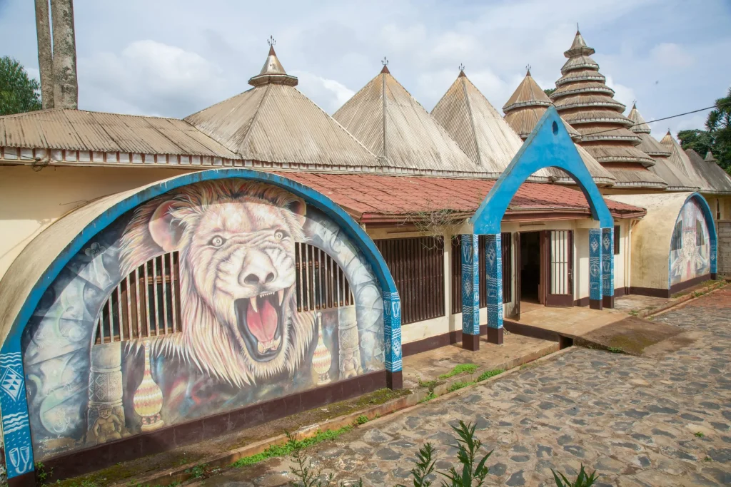 Lexterieur-du-musee-de-Bafou-c-la-RDC-photo-Perez-scaled